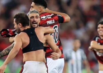 Olheiros do Atlético de Madrid (ESP) vão pessoalmente ao Maracanã e analisam estrela do Flamengo; negócio pode sair em janeiro de 2023