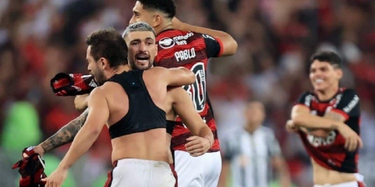 Olheiros do Atlético de Madrid (ESP) vão pessoalmente ao Maracanã e analisam estrela do Flamengo; negócio pode sair em janeiro de 2023