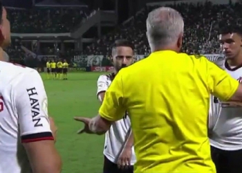 Vídeo: TV flagra Dorival Júnior revoltadíssimo com jogadores do Flamengo; até o narrador ficou assustado