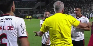 Vídeo: TV flagra Dorival Júnior revoltadíssimo com jogadores do Flamengo; até o narrador ficou assustado