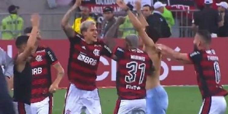 Torcedor do Flamengo invade o gramado sem ser notado, comemora classificação com os jogadores e termina a noite na delegacia