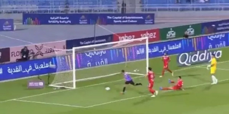 [VÍDEO] Michael faz jogada antológica, dribla o time inteiro e, na hora de marcar, chuta para fora e perde ‘gol feito’