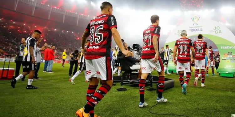 Flamengo ganha a Libertadores? E a Copa do Brasil? Vidente lê as cartas e prevê tudo