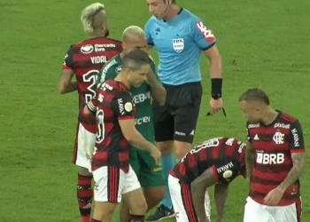 ‘Ninguém suporta mais’: jogador do Flamengo intromete onde não devia e é detonado nas redes sociais