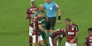 ‘Ninguém suporta mais’: jogador do Flamengo intromete onde não devia e é detonado nas redes sociais