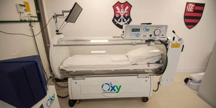A bruxa está à solta! Lateral-direito do Flamengo sofre gravíssima lesão no joelho e passa por cirurgia