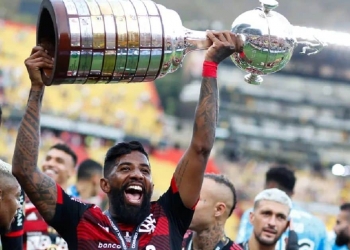 Após tri da Libertadores, Rodinei abre o coração e fala sobre o futuro; contrato com o Flamengo está próximo do fim