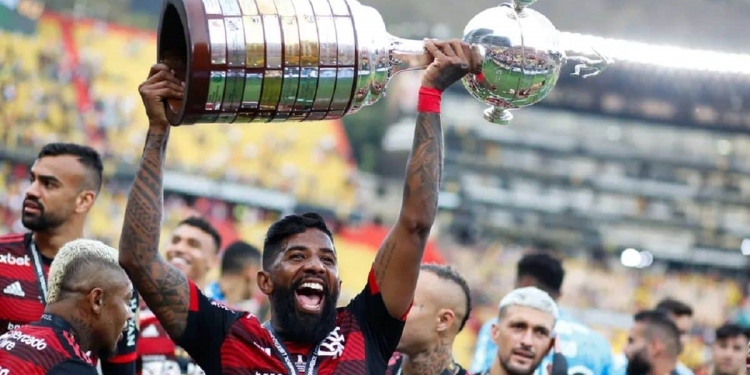 Após tri da Libertadores, Rodinei abre o coração e fala sobre o futuro; contrato com o Flamengo está próximo do fim