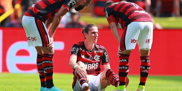 Após tri da Libertadores, Filipe Luís abre o jogo e fala sobre o futuro no Flamengo: ‘Não depende de mim’