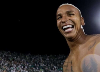 Deyverson causa polêmica ao revidar provocações da torcida do Flamengo após tri da Libertadores