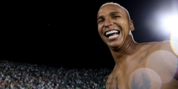 Deyverson causa polêmica ao revidar provocações da torcida do Flamengo após tri da Libertadores