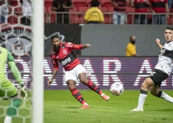 Diretoria nega exigência de Rodinei para continuar no Flamengo e lateral-direito deixa o clube