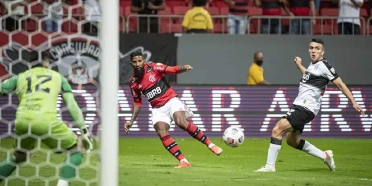 Diretoria nega exigência de Rodinei para continuar no Flamengo e lateral-direito deixa o clube