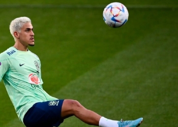 Gigante da Inglaterra quer comprar Pedro do Flamengo e aguarda estreia na Copa do Mundo para analisar o seu desempenho