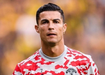 Eufóricos, torcedores convidam Cristiano Ronaldo a jogar pelo Flamengo no Mundial após rescisão com o Manchester United