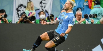 Dirigente do Flamengo detona técnico do Uruguai por falta de oportunidades a Arrascaeta, autor dos dois únicos gols